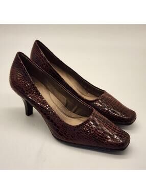 NEW Aerosoles Envy Burgundy Croc Embossed Heels Square Toe Comfort Pumps 10M